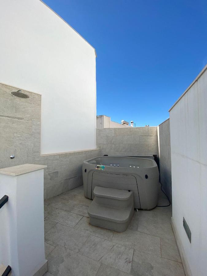 Вилла New Townhouse In The Heart Of Nerja With Jacuzzi Экстерьер фото